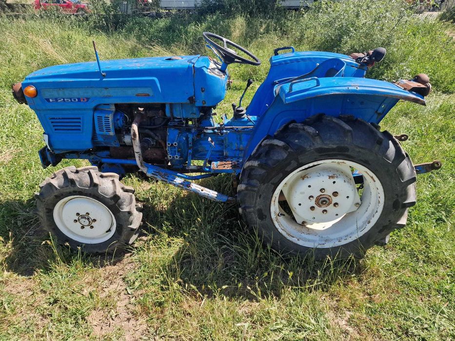 Trator Hinomoto E250D matriculado - Motor de 3 cilindros