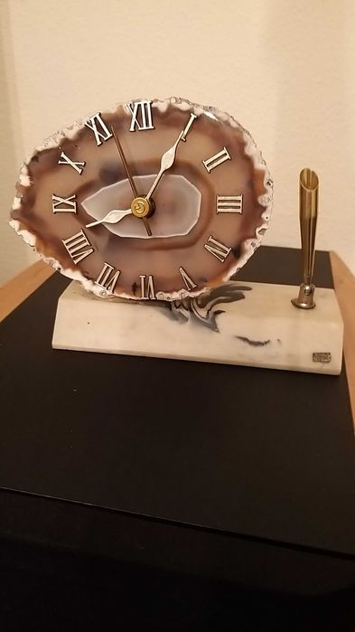 relógio com pedra e suporte para caneta