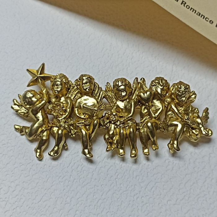 Колекційна брошка Edgar Berebi — Серія «All In A Row» Limited Edition