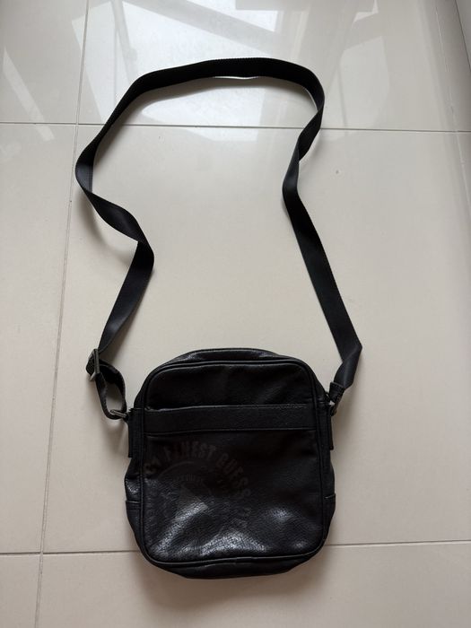 Torba na ramię GUESS listonoszka czarna skórzana zapinana na zamek