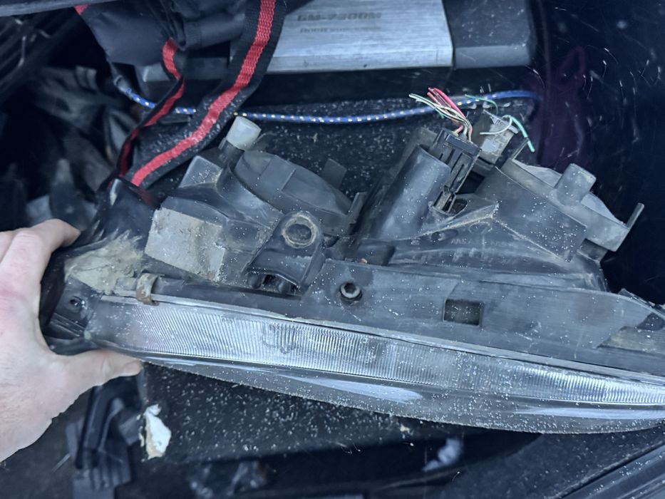 Продаю фару на тайоту авенсис т22 ліва