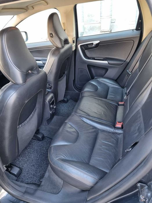 Volvo XC60 2.4D D5 автомат Summum