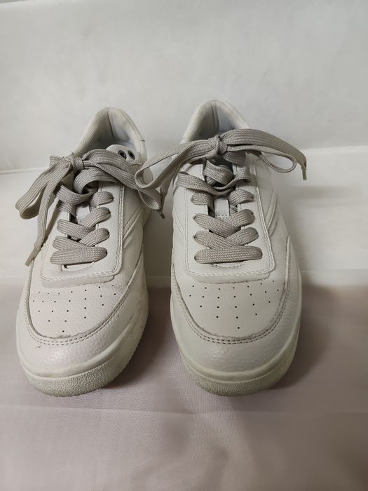 Sapatilhas brancas de Senhora