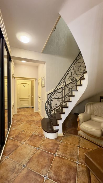 Неймовірний , великий таун хаус з гаражем.