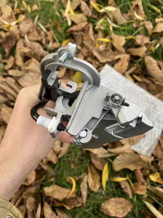 Механізм відкривання дверей BMW x5 e53. Кронштейн ручки дверей. Скілєт