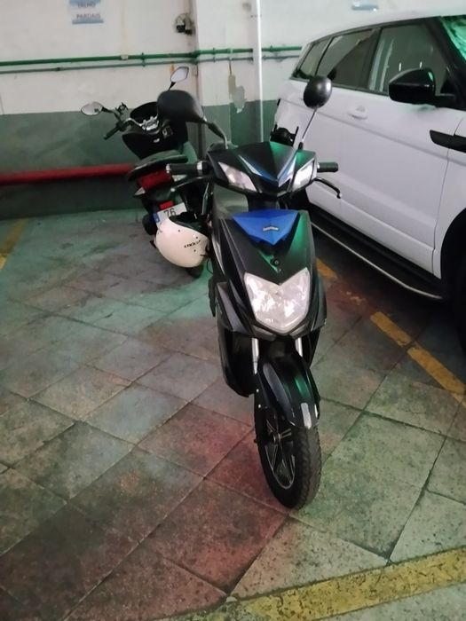 Moto elétrica com capacete