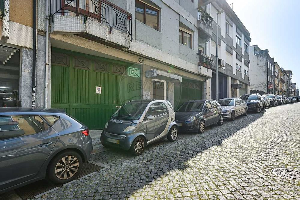Armazem com duas entradas perto da boavista