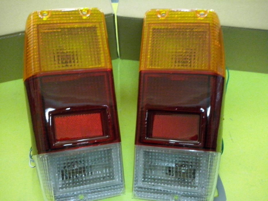 Farolins traseiros da Nissan Vanette 1º Modelo