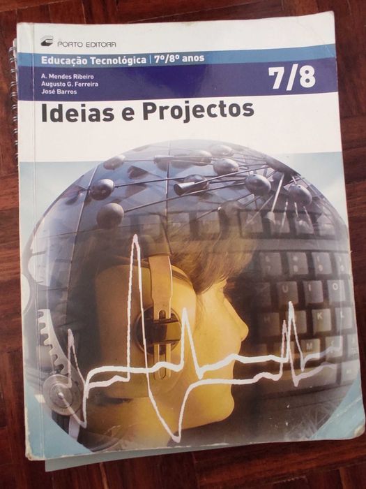 Livros escolares de diferentes anos de ensino e disciplinas