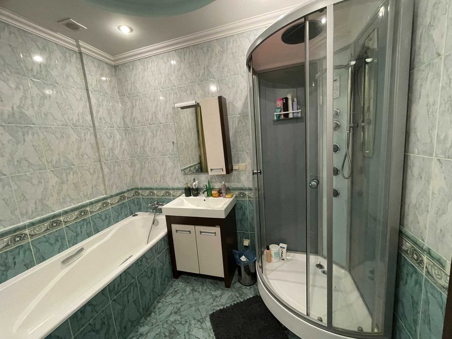 Большая семейная квартира 130м 6 этаж. Теплый дом, парковка во дворе.