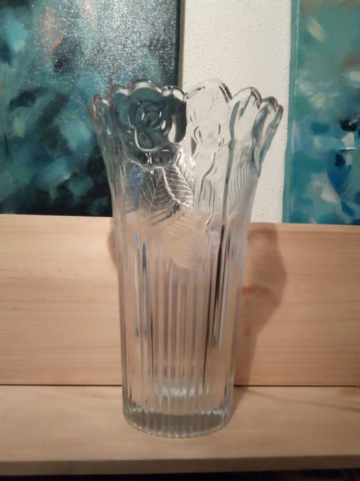 Jarra em vidro, com rosas e folhas em relevo, usada