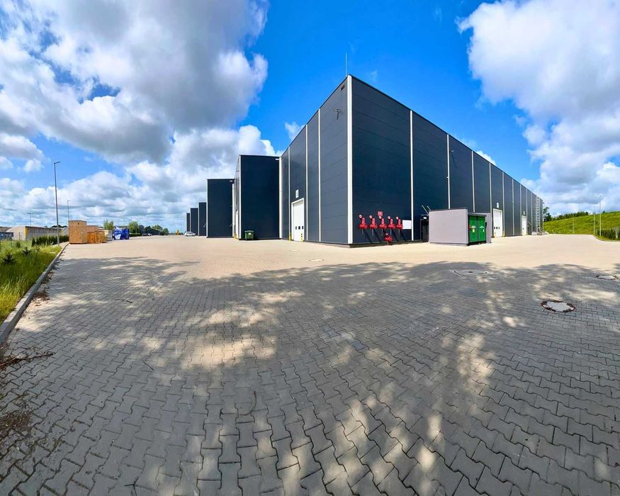 Hala produkcyjna z suwnicami.