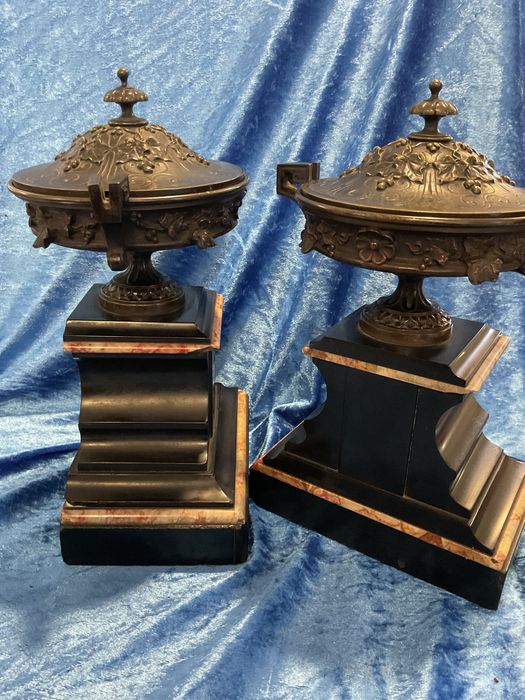 Bronze par French marble taxas cassolettes altura 27 cm