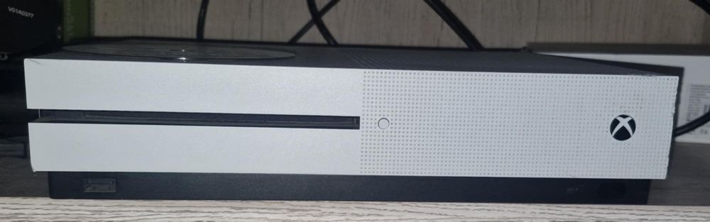 Xbox One S 1TB 2 pady 6 gier