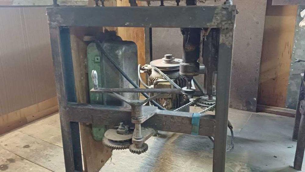 Вертикально-фрезерный станок по дереву