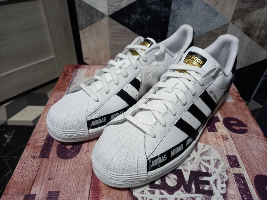 Adidas Superstar z grafiką.