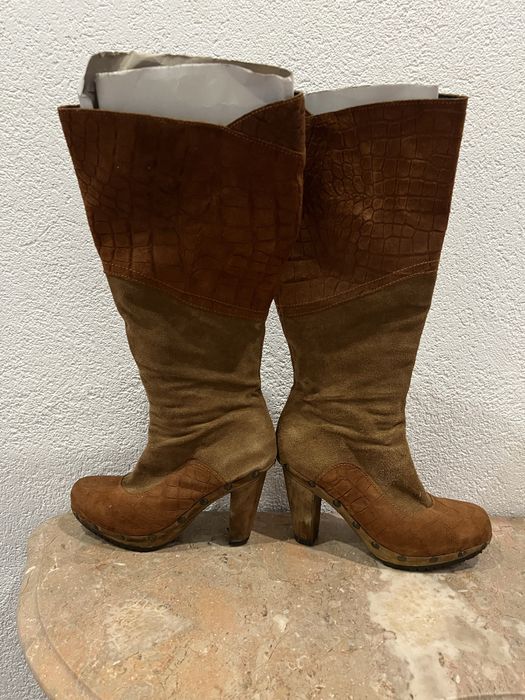 Botas em Camurça de Cano Alto Castanho e Camel