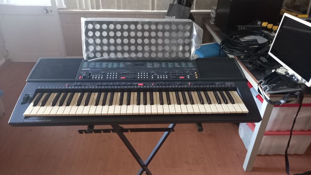 : Teclado Arranjador Yamaha PSR-400 (61 Teclas Sensitivas) + Suporte