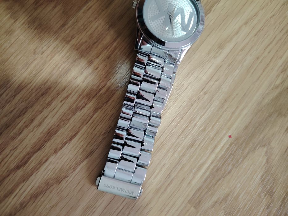 Relógio analógico da Michael Kors prateado como novo.