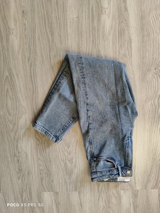 Niebieskie spodnie damskie mom jeans Stradivarius