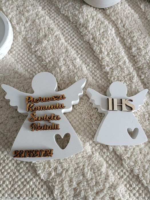 Komunia aniołki prezent od chrzestnych babci dziadka figurki dekoracje