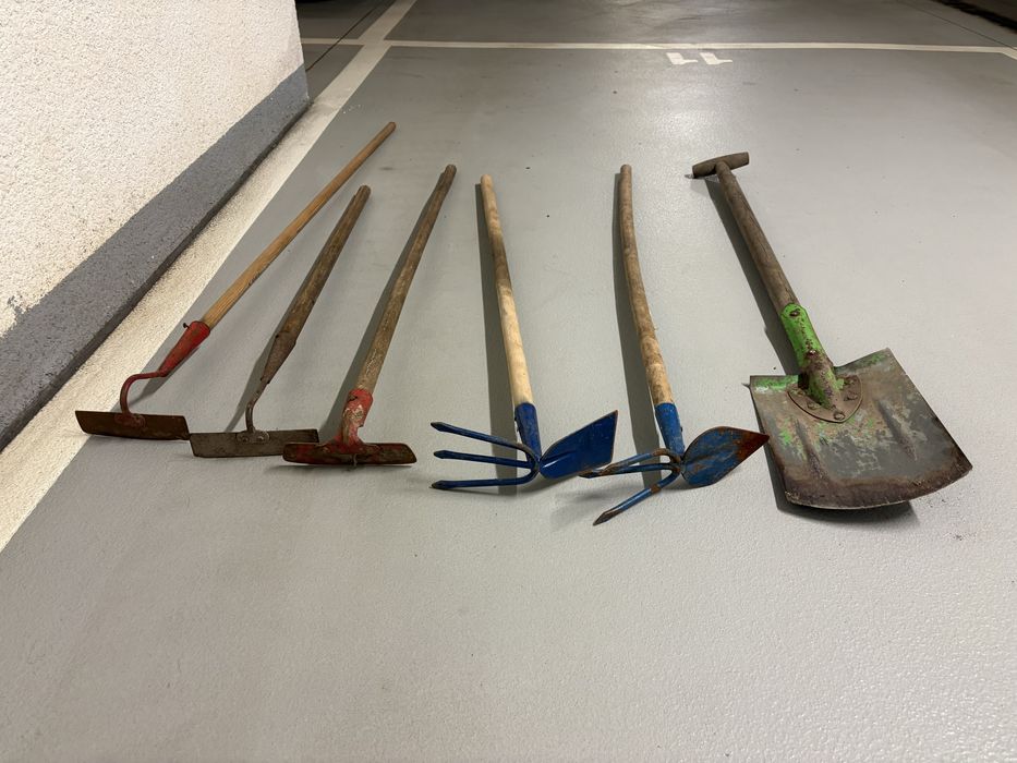 Narzędzia do ogrodu/działkę - 3 motyki, 2 haczki z pazurami i szpadel