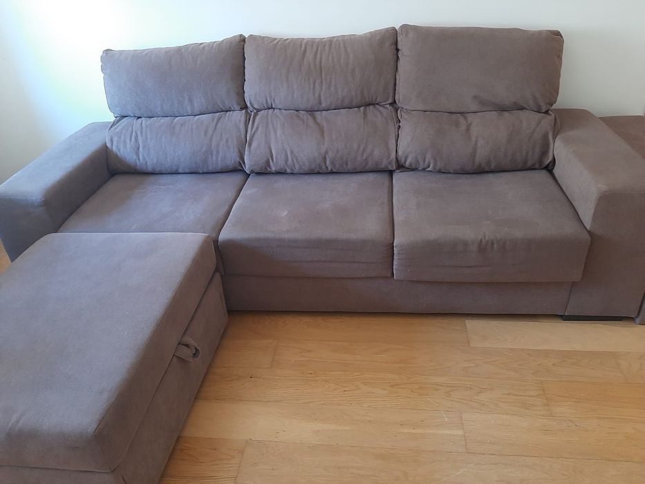 Sofá de 3 lugares com chaise longue com arrumação e bancos de apoio