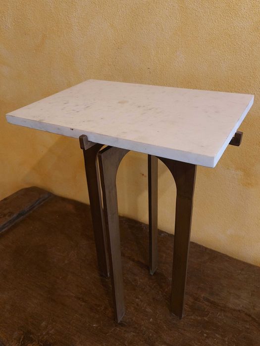 Mesas de café em mármore e ferro