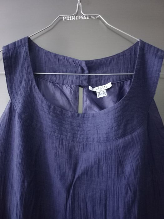 Vestido azul marinho decotado pespontado