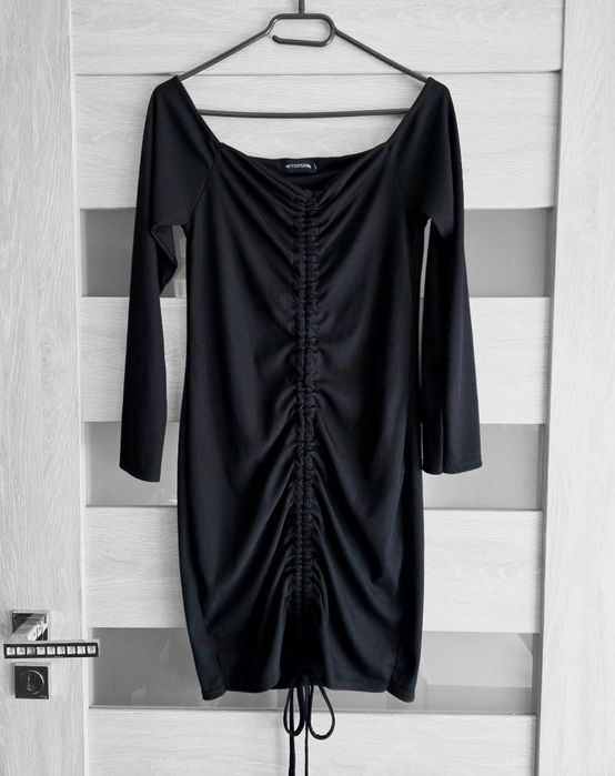 Czarna sukienka prążkowana PrettyLittleThing,hiszpanka / dekolt carmen