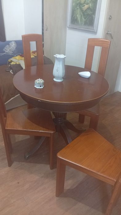 Vendo linda mesa com 4 cadeiras