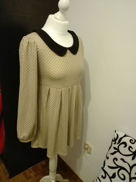 Beżowa sukienka w kropki z kołnierzykiem