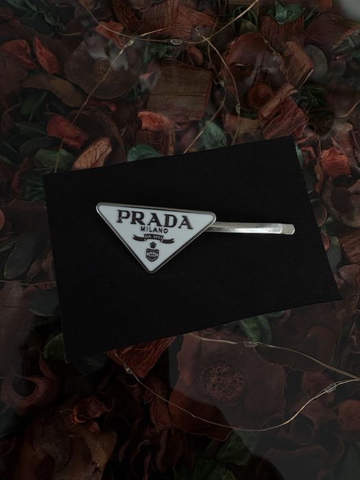 Nowa biała spinka do włosów Prada