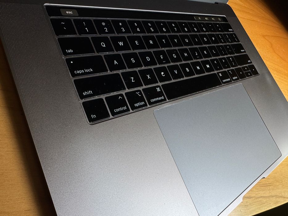 MacBook Pro 2018 15" A1990 Silver i7 / 16 Gb / SSD 512GB / Retina