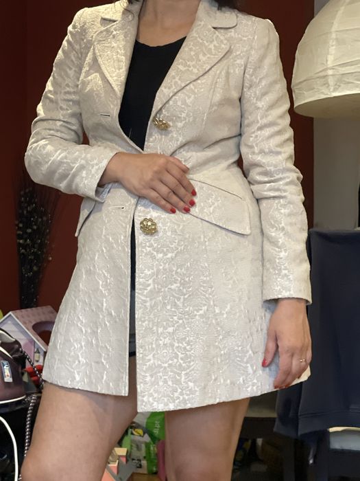 Casaco de festa beje com botoes dourados