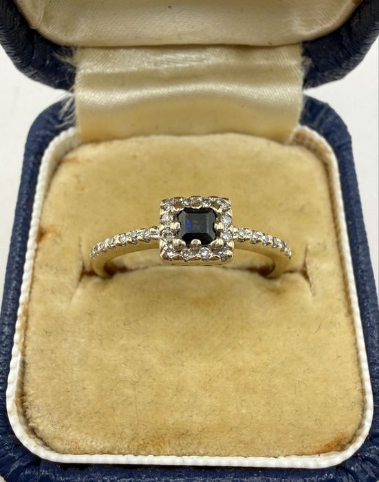 Złoty pierścionek 750 z szafirem 0,18ct i diamentami 0,13ct