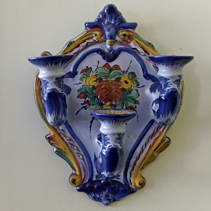 Par de candelabros em faiança portuguesa Vestal Alcobaça