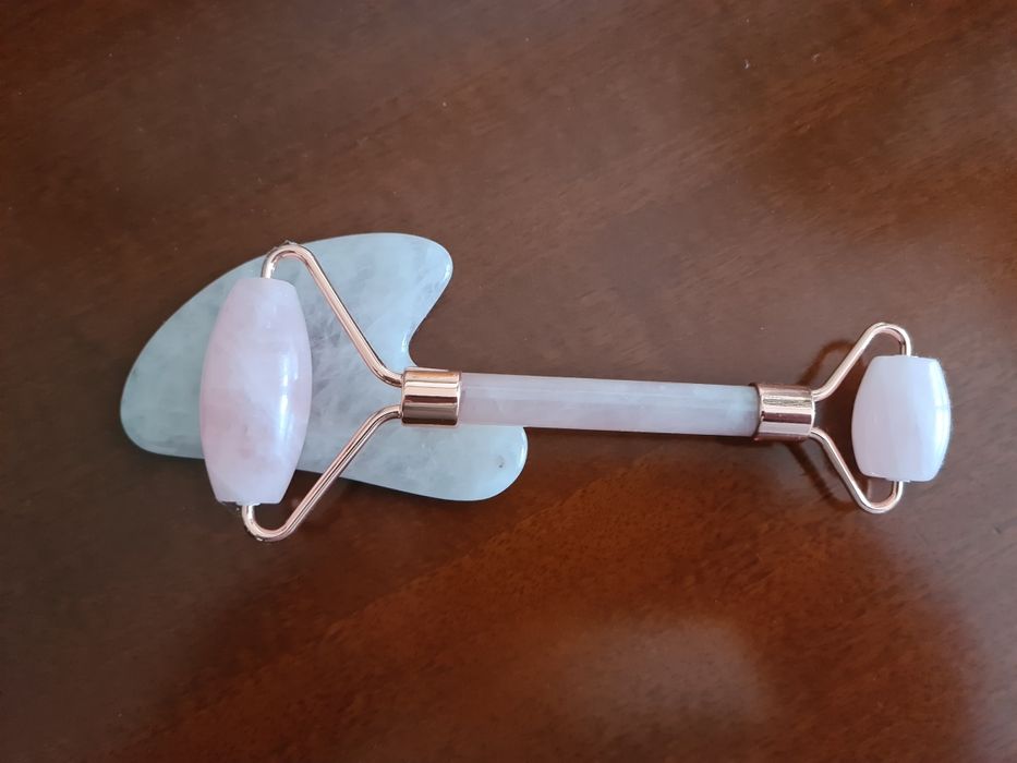 Roller z różowego kwarcu FLUFF FACE