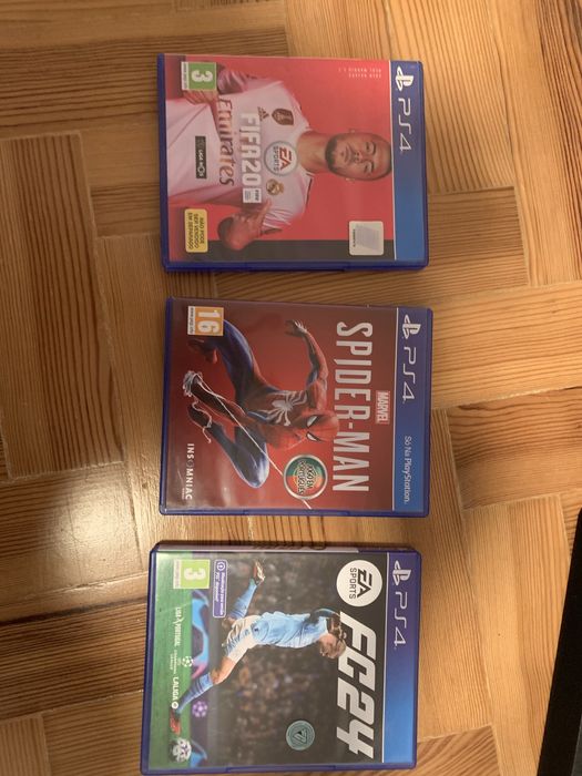 Ps4 1T + 3 jogos com 2 comandos
