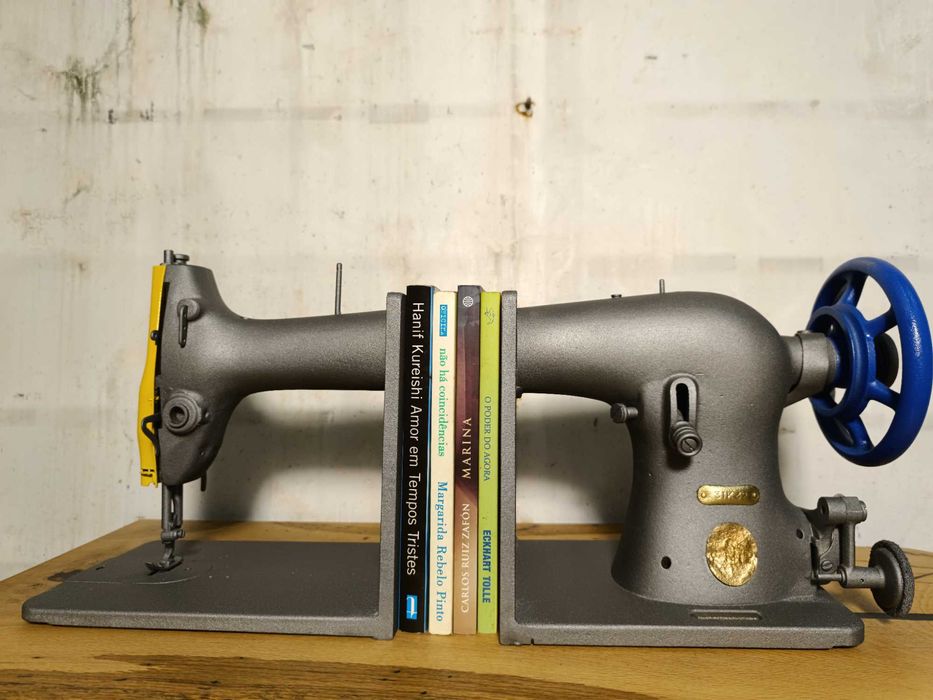 Vários Apoio de livros de máquina de costura antiga | Peça exclusiva