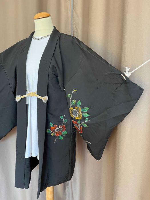 Casaco japonês de seda preta com flores para mulher