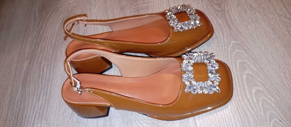 Босоніжки, сандалії. Нові