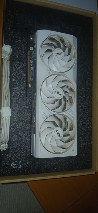 PURE AMD Radeon™ RX 7700 XT 12GB