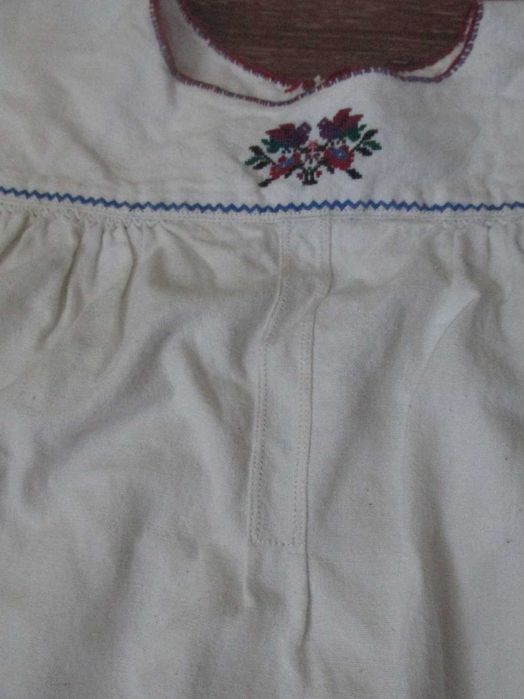 давня жіноча вишиванка ( стан)