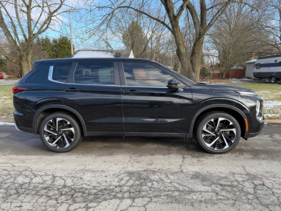 Mitsubishi Outlander      2023