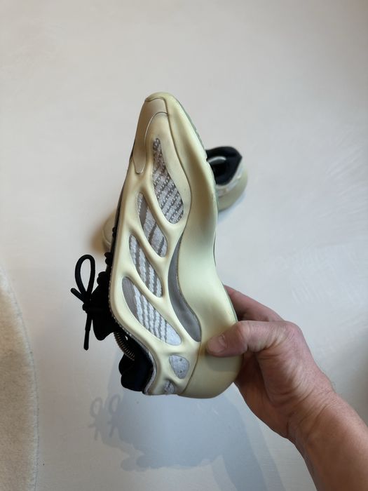 Кроссовки Adidas Yeezy 700 ст. 27 см