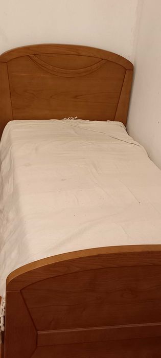 Cama solteiro em madeira maciça