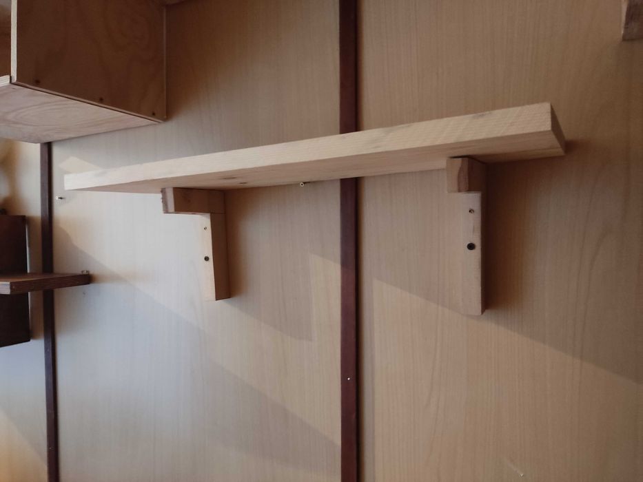 Półka wisząca na ścianę .