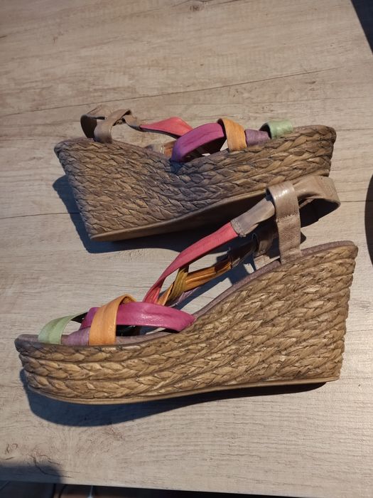 Sandałki na koturnie Presso