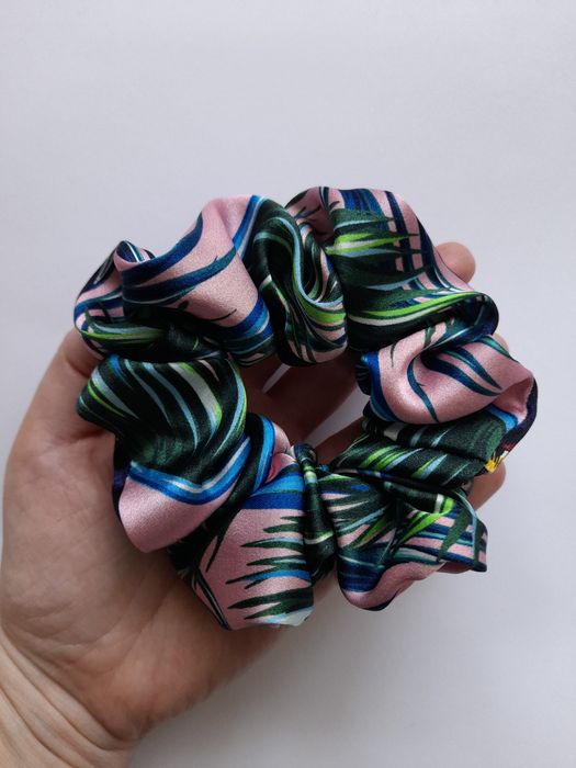 Jedwabna gumka scrunchie z kokardką jungle